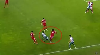 Bahis oynadığı ortaya çıkan futbolcunun gördüğü kırmızı kart ve yaptığı harekete bakın