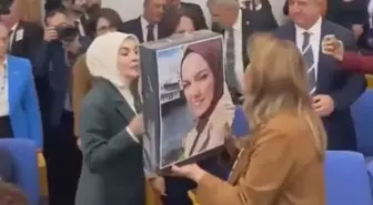 CHP'li Dinçer'den, Bakan Göktaş'a Saliha Akkaş'ın fotoğrafı ve hırkası ile protesto