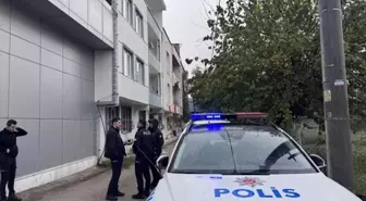 Eve taş atan oğlunu yakalamak isterken balkondan düştü