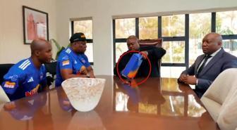 Şampiyon olan futbolculara tam 250.000 dolar verdi