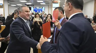 CHP'liler kırmızı kart gösterdi, Bakan Bak 'VAR'dan döner' dedi