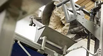 Eşarbı hamur yoğurma makinesine takılan kadın boğularak öldü