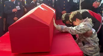 Babaya son veda! Anne ve oğlu, şehidi parkasıyla uğurladı