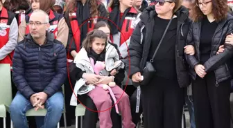 Şehit babasını oyuncağına sarılarak bekledi