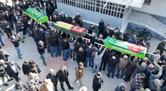 Gıda zehirlenmesi şüphesiyle ölen anne çocukları ile birlikte torağa verildi