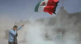 Z kuşağı Meksiko'da hükümete karşı sokaklarda