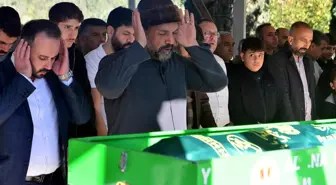 Baba, kazada ölen oğlunun cenaze namazını kıldırdı