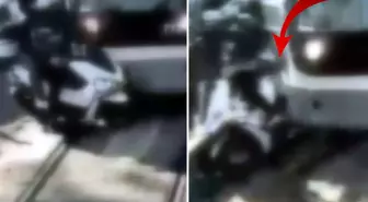 Beyoğlu'nda tramvayın motosiklete çarpma anı kamerada