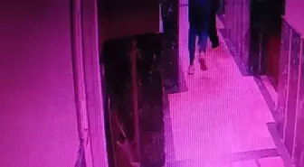 Eşini bıçakla öldürüp intihar etti; son anları kamerada