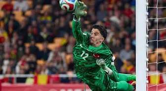 Uçan kaçanı kurtaran Altay Bayındır aldığı haberle yıkıldı