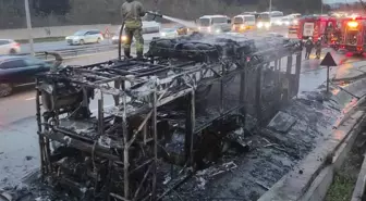 İETT otobüsü alev topuna döndü! Geriye demir yığını kaldı