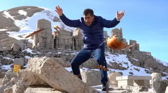 Türkücü Aydın Aydın yapay zekaya savaş açıp sazını taşa vurup kırdı