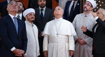 Papa, Sultanahmet Camii'nde! 'Ayakkabı' detayı dikkat çekti