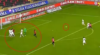 Süper Lig'de ilginç anlar! Herkes kavgayı ayırırken o hücum edip gol attı