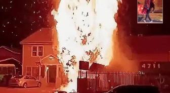 Kahraman sağlık görevlisi, küçük kızı alevlerin içinden aldı