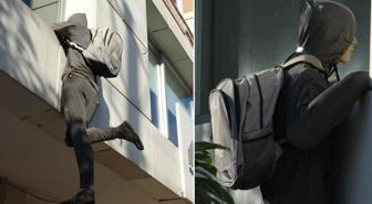 Hırsız görünümlü cansız mankeni gören ya polisi arıyor ya da taş atıyor