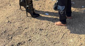 Ayağında 80 bin TL'lik çizmeyle yalın ayak çocukları ziyarete gitti
