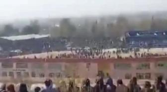 Afganistan'da 13 yaşındaki çocuk, ailesinin katilini binlerce kişinin önünde infaz etti