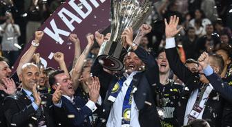 Fenerbahçe Opet şampiyonluk kupasını kaldırdı