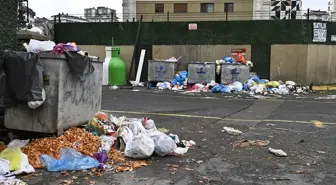 Belediyenin çöp toplama hizmeti durdu, ilçede çöp dağları oluştu