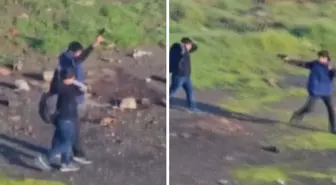 Ortaokulun yanında şok görüntü! Küçücük çocuklar birbirine silah çekti