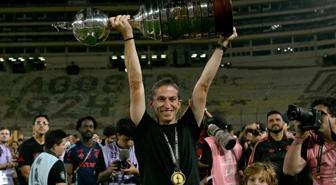 Filipe Luis, bir yılda tam beş kupa kazandı