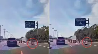 Yüreklerin ağızlara geldiği an! Küçük çocuk emekleyerek otobana çıktı