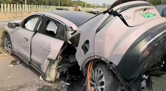 Dev firmanın elektrikli aracı kazada ikiye bölündü