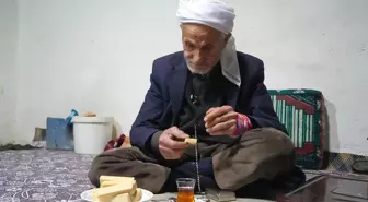 Rüstem dede 50 yıldır sadece çay içip ve gofret yiyor
