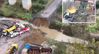 İstanbul'da sağanak faciası! Yol çöktü, araçlar dereye uçtu
