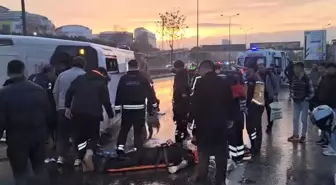 Maltepe D-100'de servis minibüsü devrildi