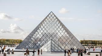 Louvre Müzesi'nde su sızıntısı: Yüzlerce kitap hasar gördü