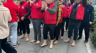 Sokağa çıkan herkes çıplak ayaklı eylemci gördü