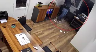 Adımını attığı gibi alt kata düştü! Yürekleri ağza getiren kaza kamerada