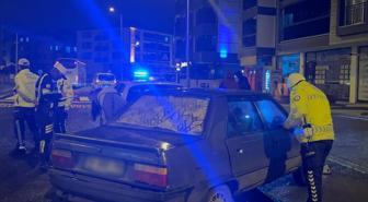 Polisi duyunca 'Ağabeyimi arayacağım' deyip aracını bırakıp kaçtı