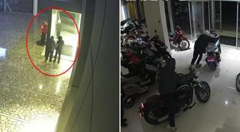 Bu çocuklar 14-15 yaşlarında! Beğendikleri motosikletleri saniyeler içinde çaldılar