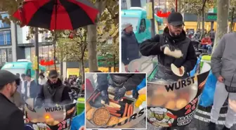 Frankfurt'ta mobil sosisli satıcısı viral oldu: Taşınabilir ızgarası ve dev şemsiyesiyle dikkat çekti