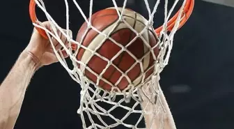 Basketbol maçında hakeme kafa attı