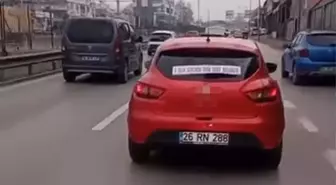 Aracın arkasına astığı yazı şaşkına çevirdi! Gören telefonuna sarıldı
