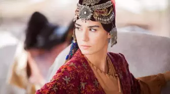 Burcu Kıratlı'yı dantelli mini elbisesiyle bir görün! Bakan bir daha baktı