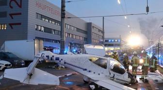 Almanya'da küçük uçak caddeye zorunlu iniş yaptı