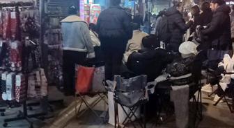 İzmir'de kamp sandalyeli, battaniyeli indirim nöbeti: Çarşı ortasında sabahladılar