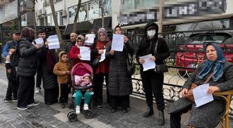 Birikimlerini emanet ettikleri kuyumcunun evinin önünde eylem yaptılar