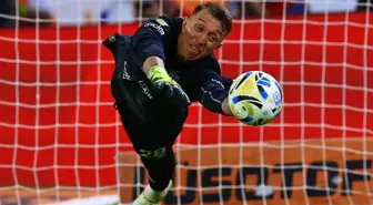 İki penaltı kurtaran Muslera Estudiantes'i şampiyon yaptı