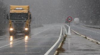 İstanbul'un yanı başına mevsimin ilk karı düştü