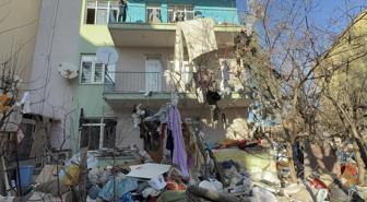 Mahalleli kokudan isyan etti, evden kamyon kamyon çöp çıkarıldı