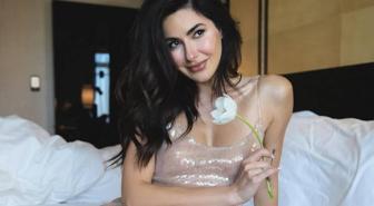 'İlaçtır' dedi, paylaştı! Cam kenarındaki bornozlu pozları çok konuşuldu