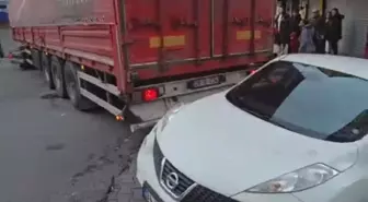 Kağıthane'de manevra yapan tır 3 otomobile çarpıp caddeyi birbirine kattı: Araçların içinden geçti delirmiş