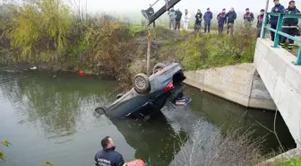 Kazada ölen arkadaşını araçta bırakıp kaçtılar