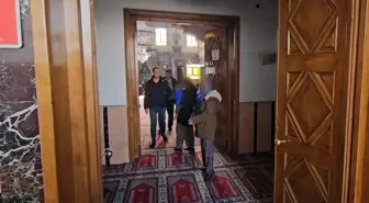 Zabıtayı gören dilenciler camiye kaçıp cemaatin arasına karıştı